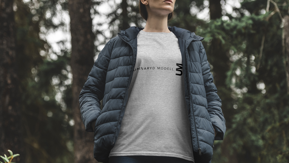 T-shirt Unnaryd Modell promenerar i skogen