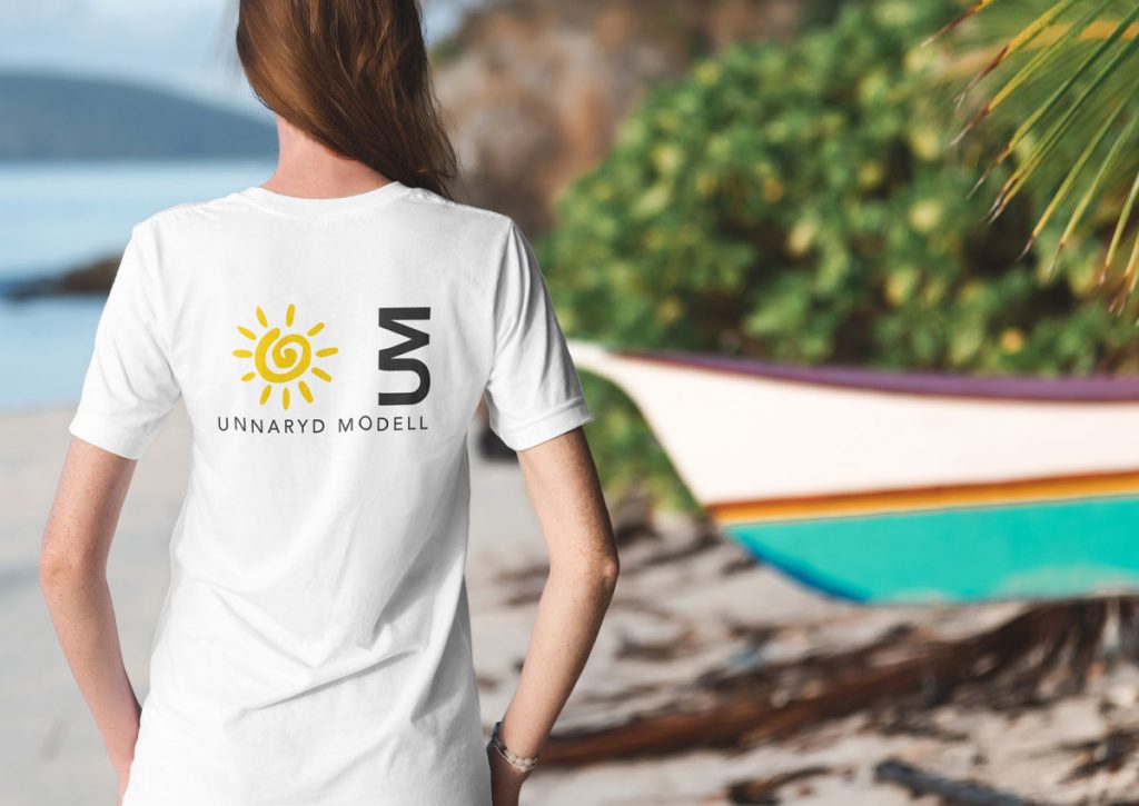 Kvinna vid stranden med Unnaryd Modell T-shirt